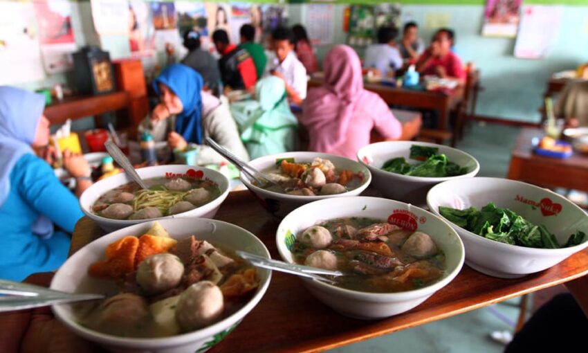 Bakso, bola daging yang berasal dari Indonesia, telah menjadi salah satu makanan favorit di seluruh Nusantara. Terbuat dari daging sapi yang digiling halus dan dicampur dengan bahan lainnya,