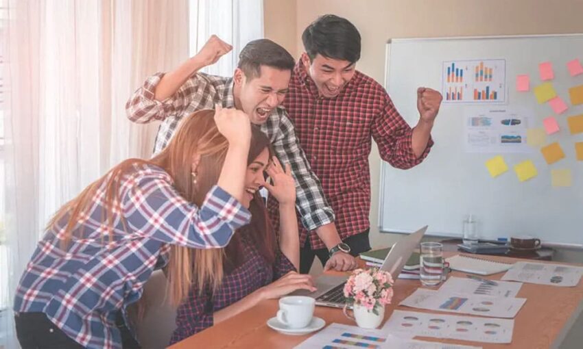 Gambar yang menggambarkan cara meningkatkan penjualan bisnis kecil, termasuk strategi pemasaran dan interaksi dengan pelanggan