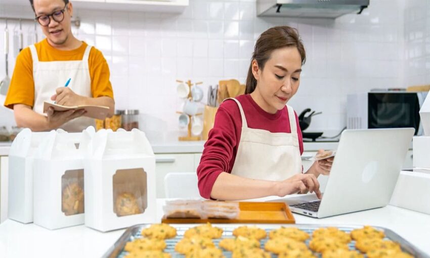 Ilustrasi tentang panduan memulai bisnis makanan rumahan, mencakup langkah-langkah penting dari riset pasar hingga promosi produk